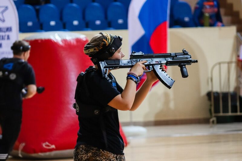 Юная спортсменка LASERWAR с оружием в ожидании боя.